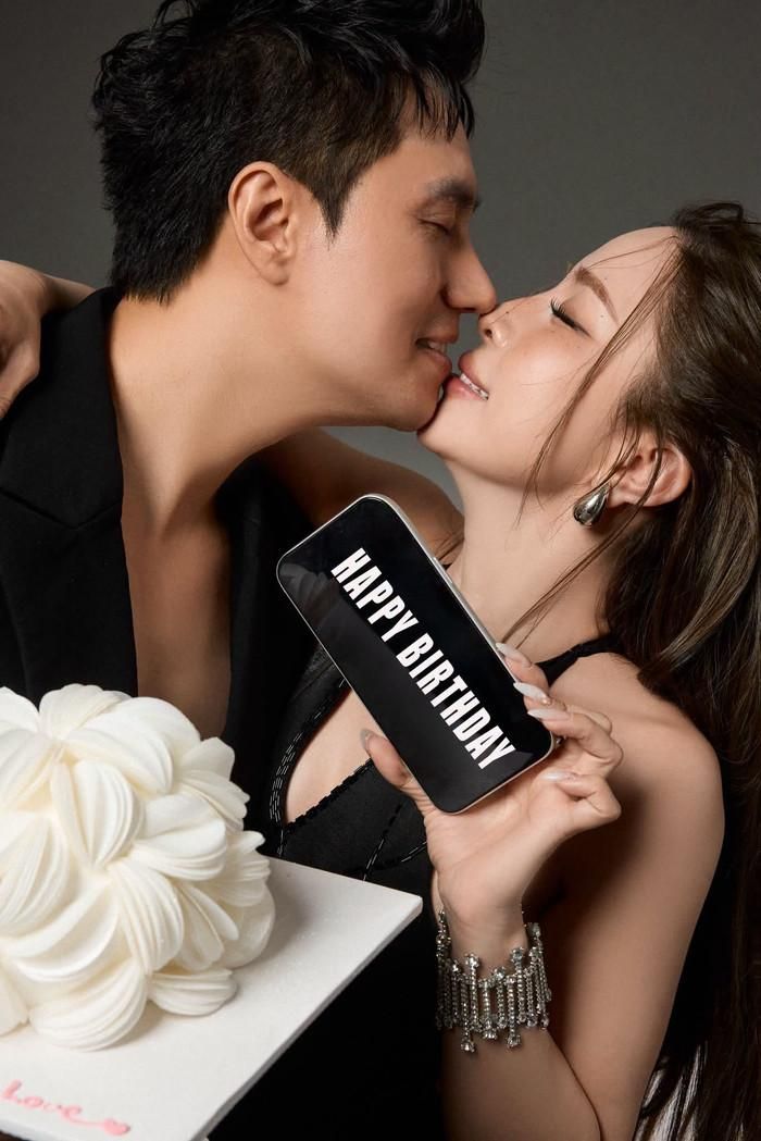 Khoảnh khắc tình cảm của cặp đôi nhận được sự quan tâm của nhiều khán giả.