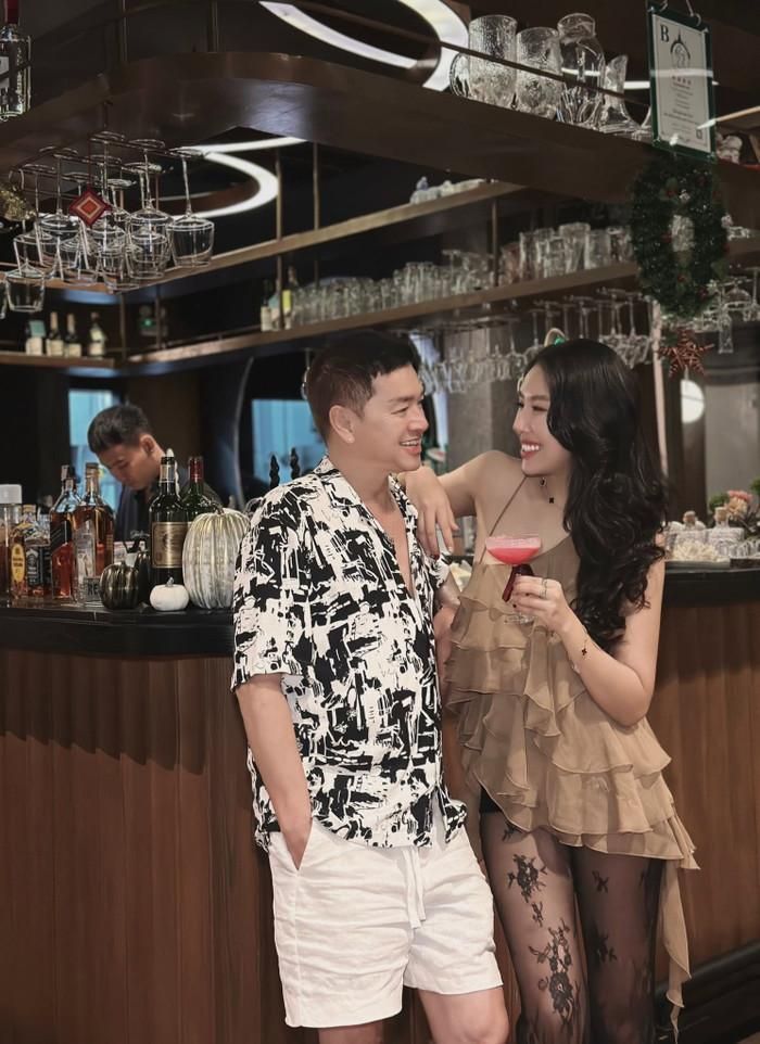 Nghệ sĩ Quang Minh và vợ hiện có một con trai chung, cùng nhau chăm sóc gia đình nhỏ.