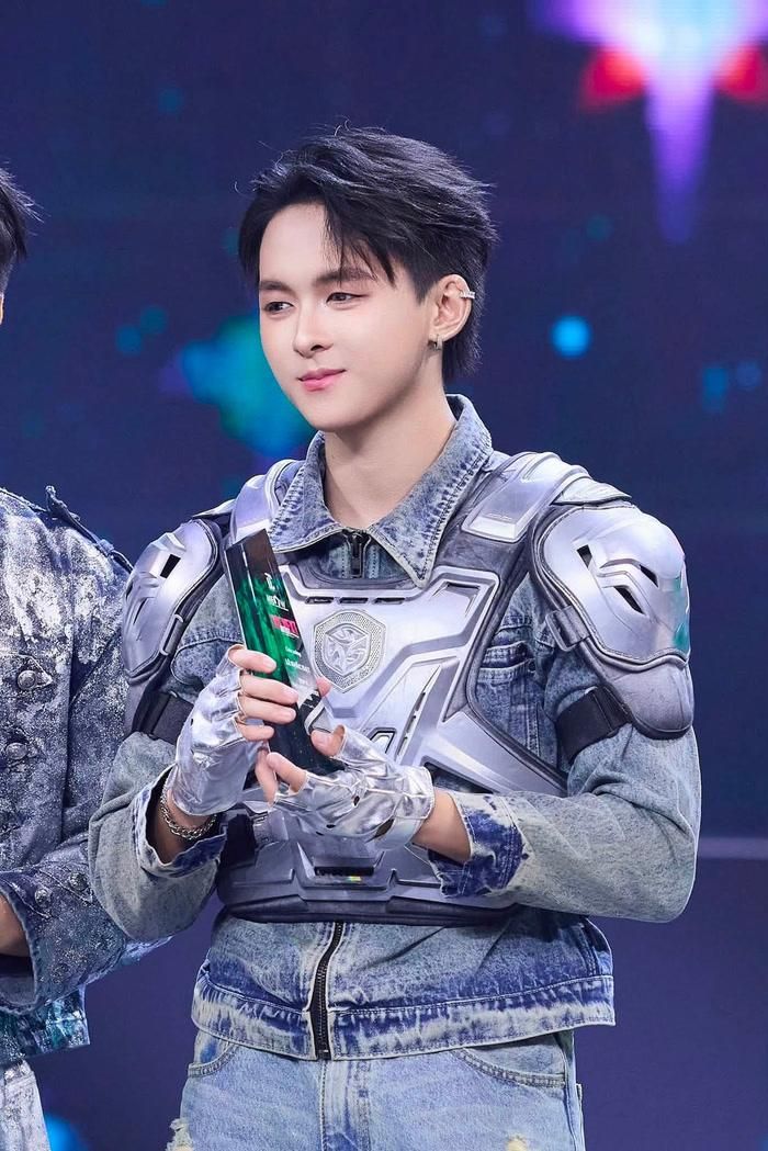 K.DEE là một trong số những thí sinh bước ra từ The Next Artist và đang được Đàm Vĩnh Hưng hỗ trợ, dìu dắt.