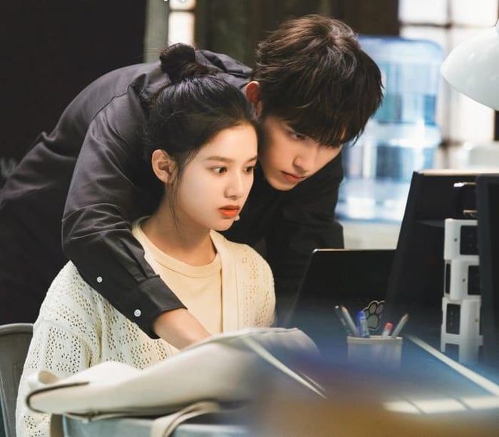 Chiếc Bật Lửa Và Váy Công Chúa tiếp tục giúp dòng phim hiện đại của Youku ghi thêm dấu mốc đáng chú ý trong năm 2022. Trần Phi Vũ và Trương Tịnh Nghi đảm nhận hai nhân vật Lý Tuân và Chu Vận, bắt đầu từ mối quan hệ trong những năm đại học. Lý Tuân là một tài năng trong lĩnh vực lập trình, còn Chu Vận dần trở thành người đồng hành quan trọng trong cuộc sống của anh. Tình yêu tuổi trẻ của họ sau đó phải đối diện với biến cố lớn, tạo ra khoảng cách kéo dài giữa hai người. Việc kết hợp chuyện tình thời đại học với những bước ngoặt của cuộc đời giúp bộ phim vượt khỏi khuôn khổ một câu chuyện thanh xuân đơn thuần.