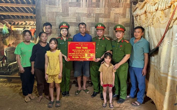 Công an tỉnh Lạng Sơn trao tặng kinh phí theo chương trình “Mẹ đỡ đầu” hỗ trợ chăm sóc, nuôi dưỡng 2 cháu Dương Thị Bảo Ngọc và Dương Thị Thu Thủy (xã Quý Hòa). 