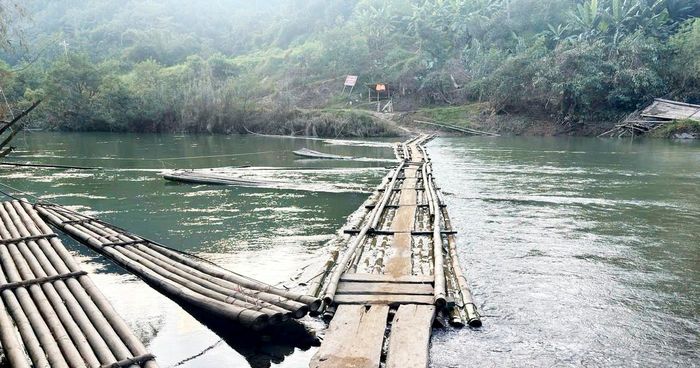 Trên địa bàn tỉnh Lạng Sơn còn nhiều hộ dân sống hai bên bờ sông, suối phải đi lại bằng bè, mảng rất nguy hiểm. 