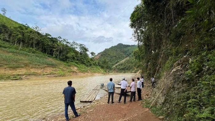 Đoàn công tác các cấp đến kiểm tra các địa điểm người dân và học sinh qua sông bằng bè, mảng. 