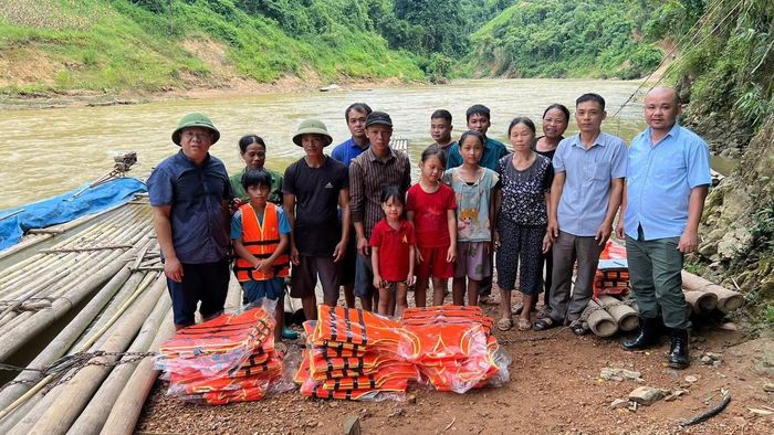 Đoàn công tác của xã Quý Hòa tặng áo phao cho người dân và học sinh. 