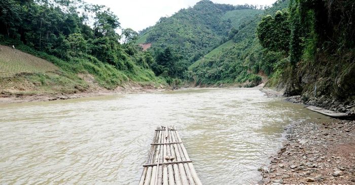 Những chiếc bè mảng được người dân và học sinh ở xóm Soong Phụ (xã Quý Hòa) thường sử dụng để qua sông. 