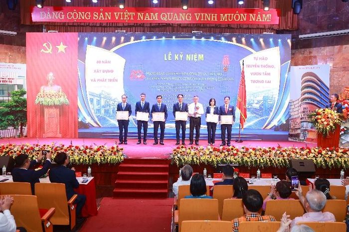 Đồng chí Lê Khánh Toàn, Phó Chánh Văn phòng Trung ương Đảng, trao Bằng khen của Chánh Văn phòng Trung ương Đảng cho các cá nhân xuất sắc