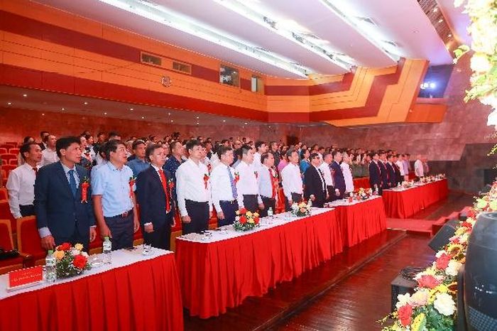 Các đại biểu thực hiện nghi lễ chào cờ