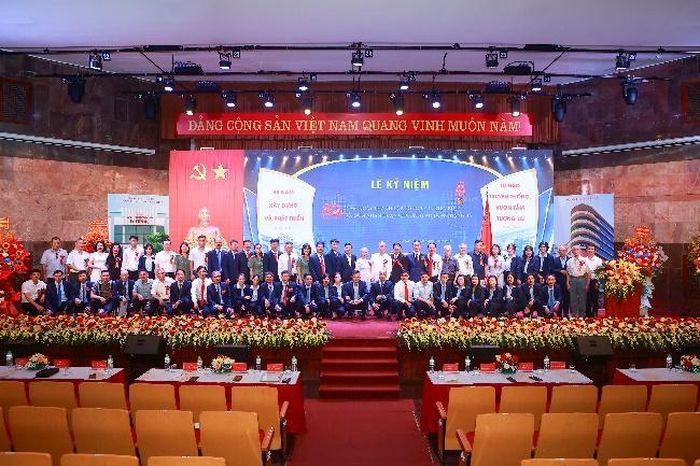 Các đồng chí lãnh đạo, đại biểu chụp ảnh lưu niệm cùng tập thể cán bộ, công nhân viên, người lao động Công ty