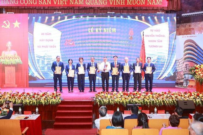 Đồng chí Lê Khánh Toàn, Phó Chánh Văn phòng Trung ương, Đảng trao Bằng ghi danh cho cán bộ, công nhân viên có thời gian công tác tại In Tiến Bộ từ 30 năm trở lên