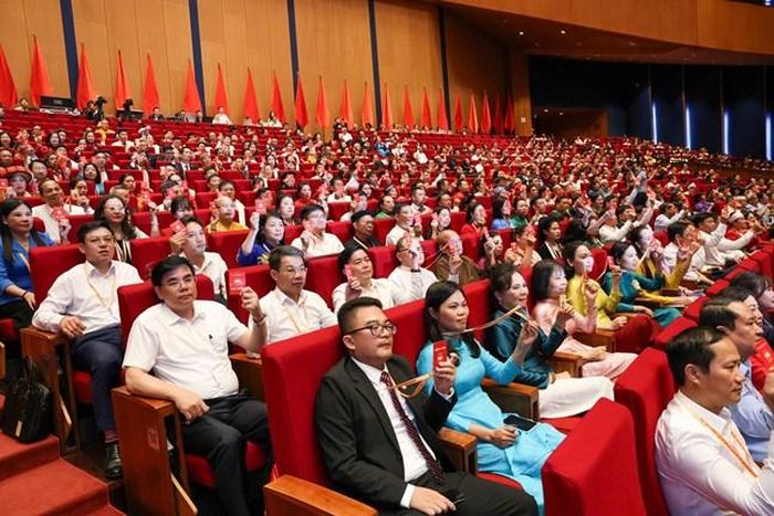Đại biểu tham dự tiến hành biểu quyết tại Đại hội