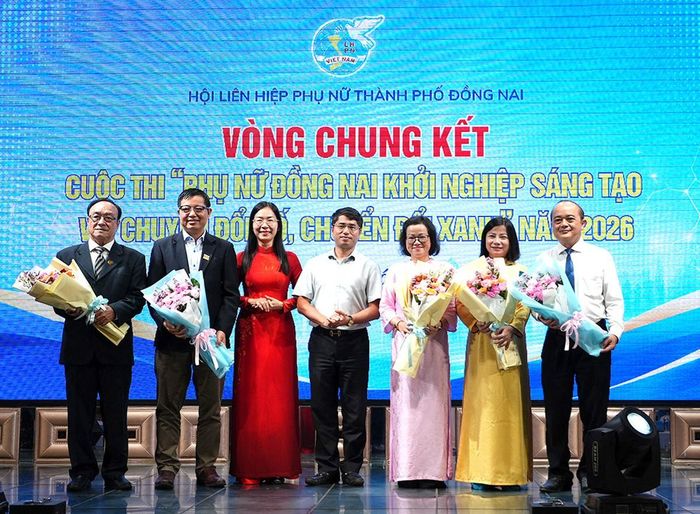 Ban tổ chức tặng hoa cho Ban giám khảo cuộc thi Cuộc thi
