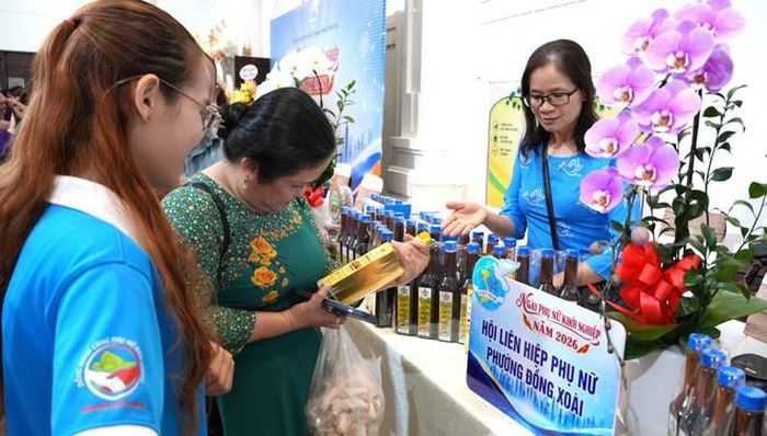 Các gian hàng tham gia giới thiệu sản phẩm tại ngày hội