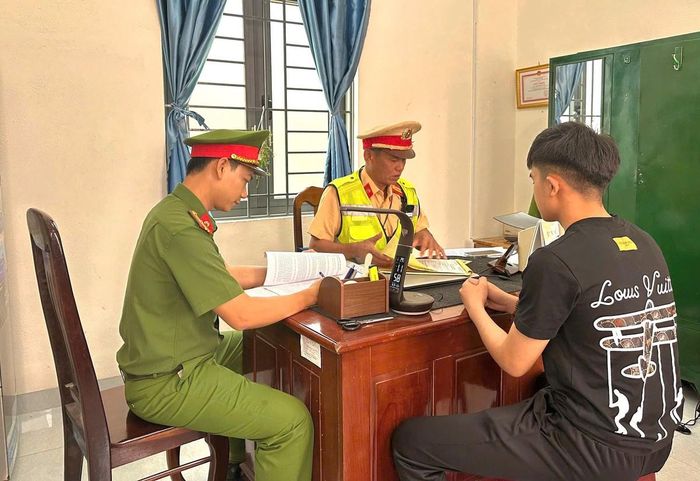 Phòng CSGT Công an tỉnh Đắk Lắk phối hợp Công an phường Phú Yên mời làm việc, lập biên bản vi phạm hành chính đối với Huỳnh Minh C. Ảnh: Công an Đắk Lắk