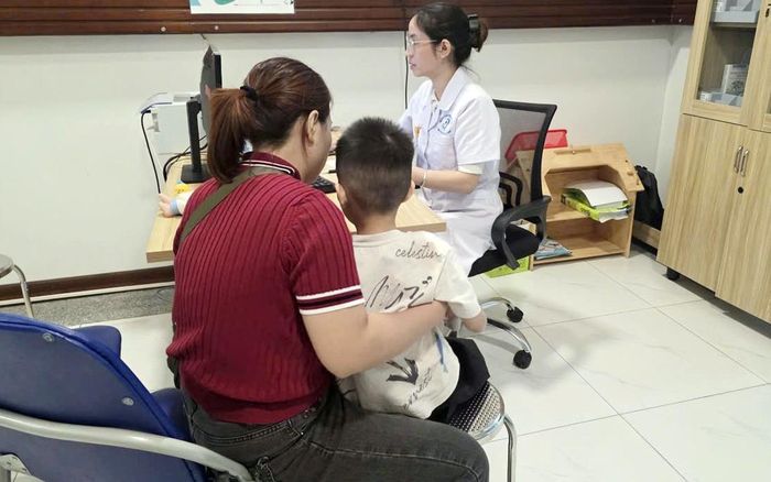 Trẻ đến thăm khám tại Đơn nguyên Sức khỏe Tâm thần, Bệnh viện Nhi Hà Nội vì sử dụng điện thoại quá nhiều