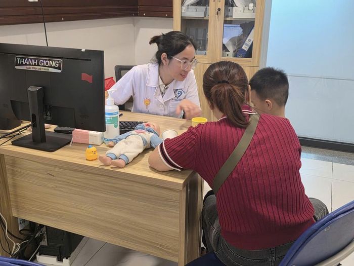 Bác sĩ thăm khám cho bệnh nhân có dấu hiệu nghiện điện thoại.