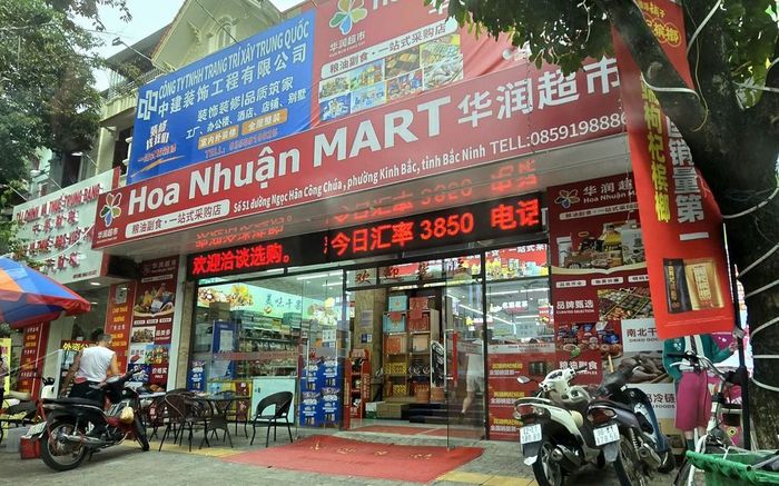 Phóng viên Báo Phụ nữ Việt Nam ghi nhận nhiều sản phẩm tại 3 cửa hàng trên đường Ngọc Hân Công Chúa chỉ thể hiện thông tin bằng tiếng Trung Quốc.