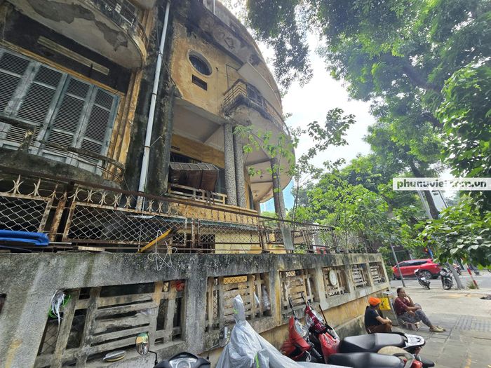 Theo tìm hiểu, tòa biệt thự nằm trong diện được cơ quan chức năng nghiên cứu, triển khai kế hoạch bảo tồn, chỉnh trang các biệt thự, công trình kiến trúc có giá trị trên địa bàn Hà Nội. Tuy nhiên, tại thời điểm phóng viên ghi nhận, việc cải tạo thực tế chưa được triển khai.