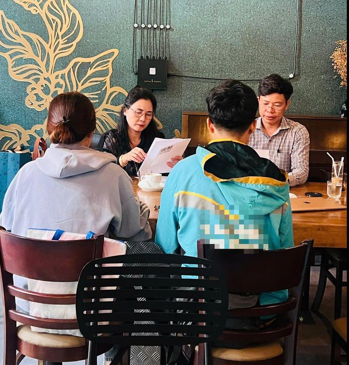 Nhà báo Đinh Thu Hiền, Báo Phụ nữ Việt Nam và luật sư Đỗ Ngọc Thanh, Chi hội Luật sư Hội Bảo vệ Quyền Trẻ em TPHCM, đang trao đổi với gia đình 2 bé gái