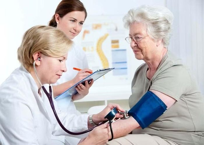 Khi cha mẹ lớn tuổi, khoản chi đáng lo nhất là sức khỏe