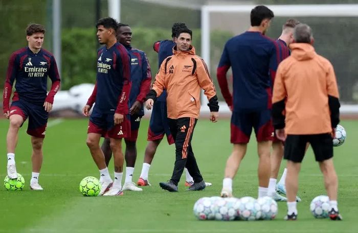 Chuyến bay của đội Arsenal đến Naples đã bị hoãn. Ảnh: Reuters