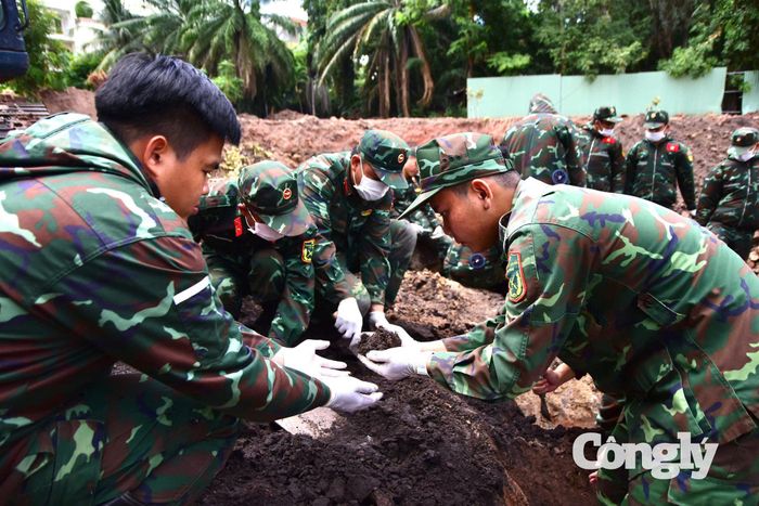 Các lực lượng triển khai công tác tìm kiếm hài cốt tại Công viên Lê Thị Riêng.