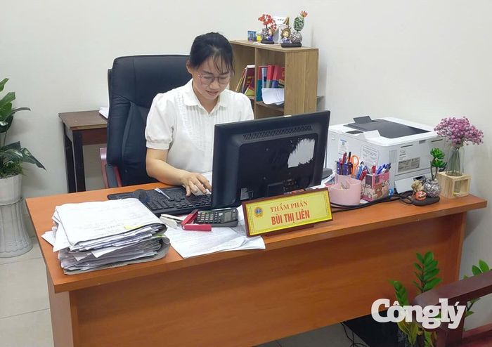 Nữ thẩm phán hăng say trong phòng làm việc.