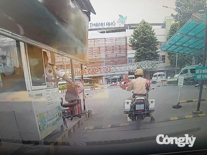Đội CSGT An Lạc hỗ trợ người bị bệnh nặng đi cấp cứu tại bệnh viện Nhi đồng Thành phố.