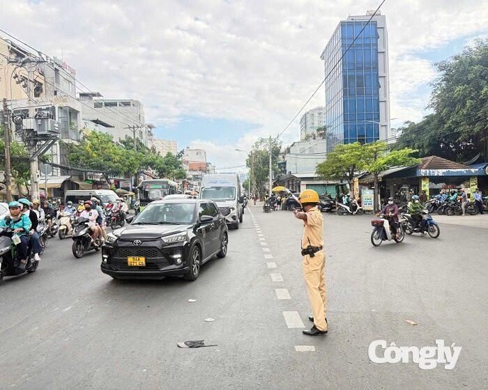 CSGT TP.HCM tăng cường điều tiết giao thông trên đường.