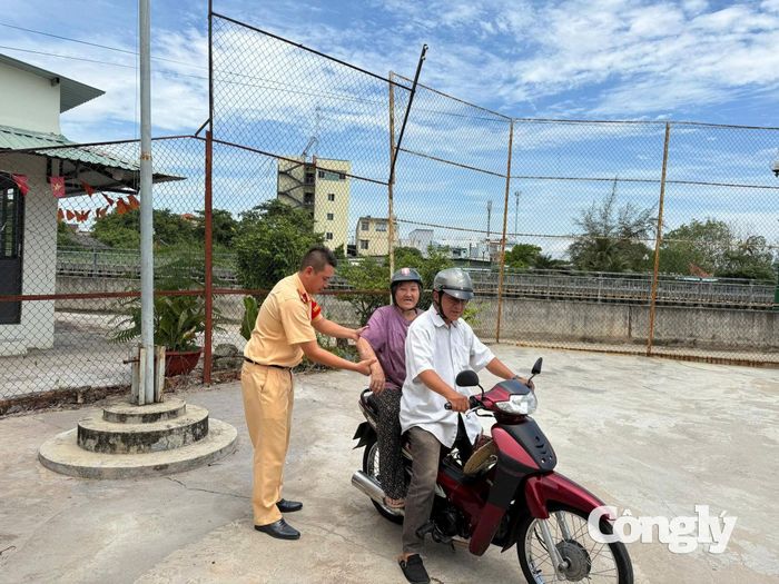 Trạm Cảnh sát đường thủy Rạch Cát giúp đỡ người cao tuổi đi lạc về với gia đình.