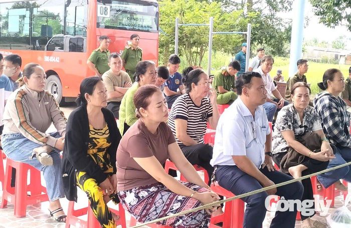 Đông đảo người dân xã Hưng Hội tham dự phiên tòa lưu động