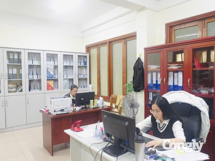 Cán bộ TAND tỉnh Lâm Đồng khẩn trương xử lý hồ sơ trong những ngày cuối đợt cao điểm.