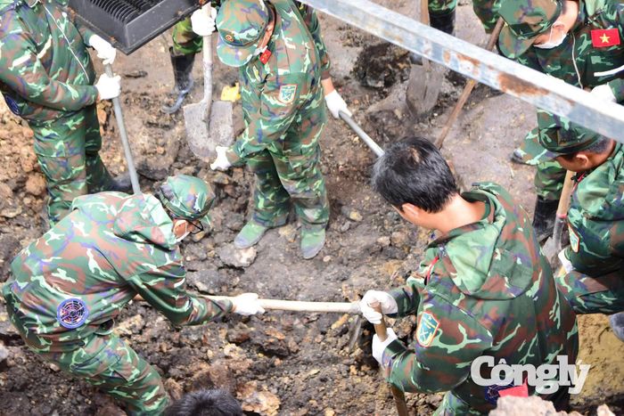 Công tác tìm kiếm tại Công viên Lê Thị Riêng đang tiếp tục diễn ra.