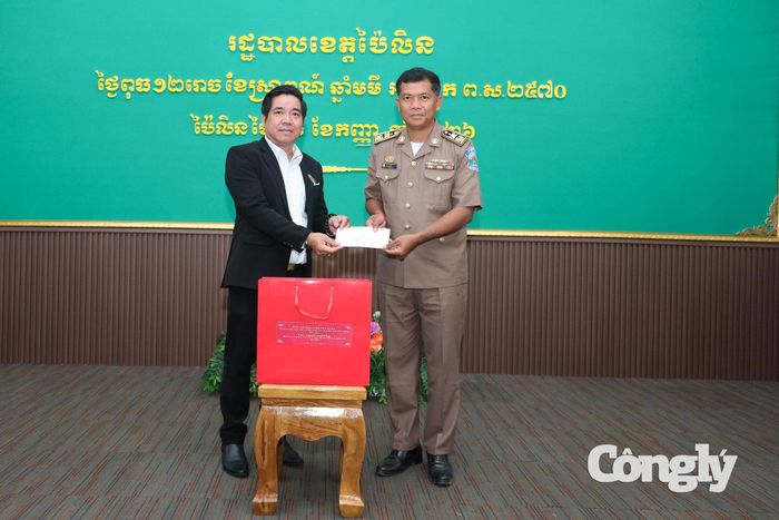 Đoàn công tác Ban Chỉ đạo tỉnh Tây Ninh tặng quà các thành viên Ban Chuyên trách tỉnh Pailin.
