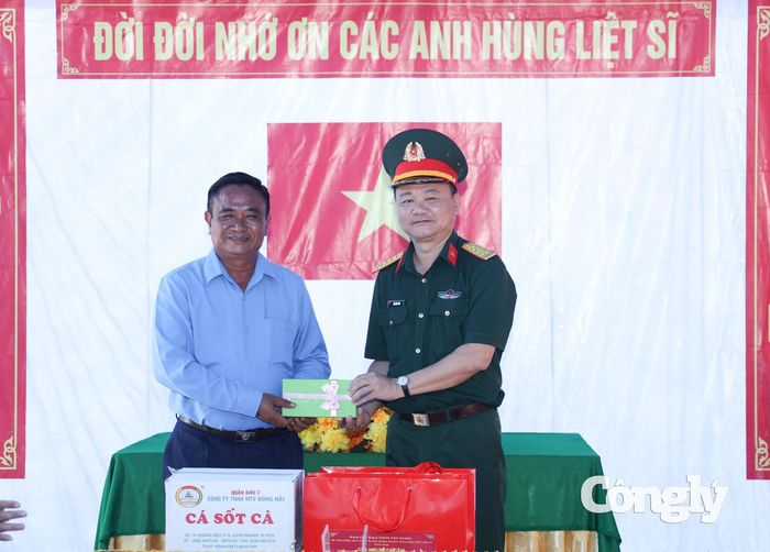 Đại tá Bùi Đăng Ninh - Chính ủy Bộ CHQS tỉnh Tây Ninh tặng quà Đội K73.