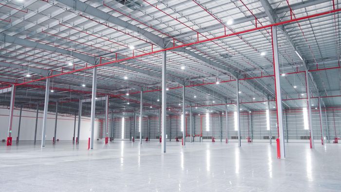 Không gian nhà kho xây sẵn chất lượng cao tại một dự án của KCN Việt Nam. Ảnh: DNCC