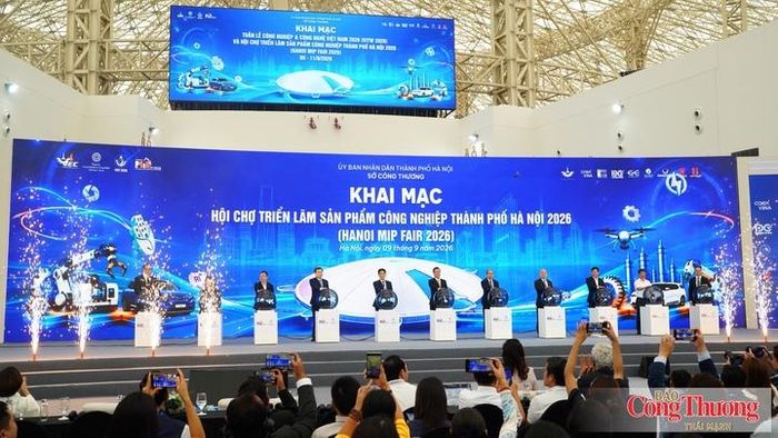 Các đại biểu thực hiện nghi thức khai mạc sự kiện.