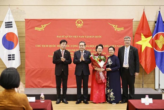 Chủ tịch Quốc hội Trần Thanh Mẫn và Phu nhân gặp mặt bà con cộng đồng người Việt Nam hiện đang sinh sống, làm việc, học tập tại Hàn Quốc hôm 6/9 nhân chuyến thăm chính thức Hàn Quốc (Tiến sĩ Trần Hải Linh bên phải).