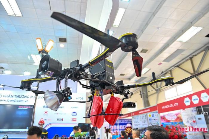 Hàng loạt UAV, máy bay không người lái chữa cháy được giới thiệu đến công chúng.