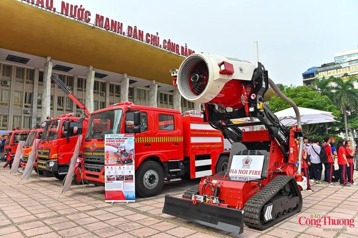 Khu vực ngoài trời trưng bày các thiết bị PCCC và CNCH hiện đại nhất thế giới.