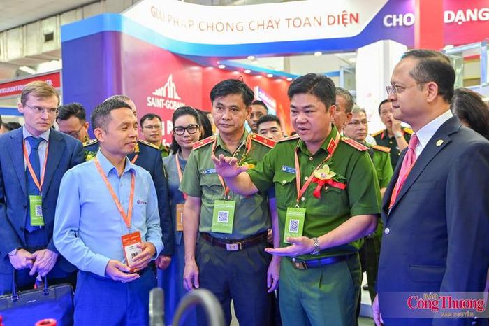Thiếu tướng Dương Đức Hải, Cục trưởng Cục Cảnh sát PCCC và CNCH trao đổi với các đơn vị tham dự triển lãm.