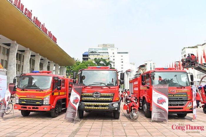 Các mẫu xe chữa cháy chuyên dụng cũng được giới thiệu dịp này.
