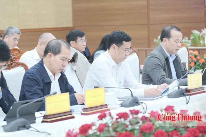 Đại diện lãnh đạo các sở, ngành tại buổi làm việc.