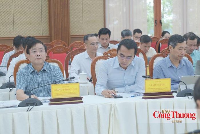 Các thành viên trong đoàn công tác của Bộ Công Thương tại buổi làm việc.