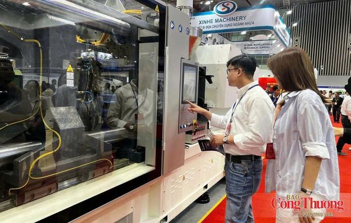 Máy móc hiện đại trung bày tại triển lãm VietnamPlas 2026.