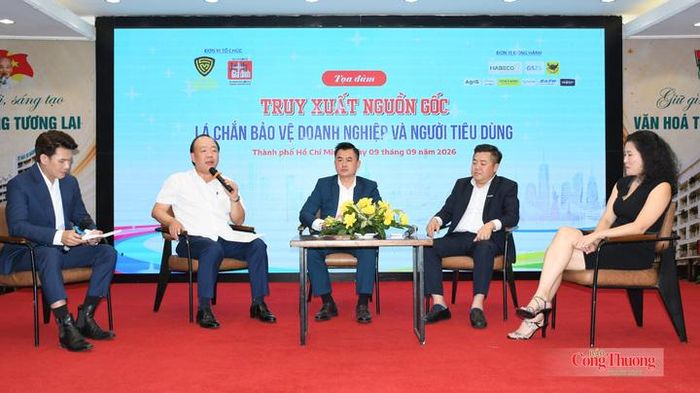 Lãnh đạo Cục Quản lý và Phát triển thị trường trong nước cùng các chuyên gia công nghệ đã giải đáp những băn khoăn của doanh nghiệp về khó khăn, trở ngại trong quá trình chuẩn bị thực hiện truy xuất nguồn gốc hàng hóa tại tạo đàm.