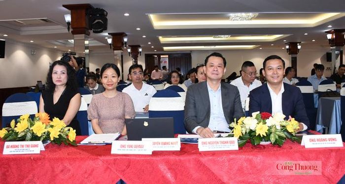 Ông Trần Hữu Linh - Cục trưởng Cục Quản lý và Phát triển thị trường trong nước (Bộ Công Thương) - áo trắng và các đại biểu tham dự sự kiện.