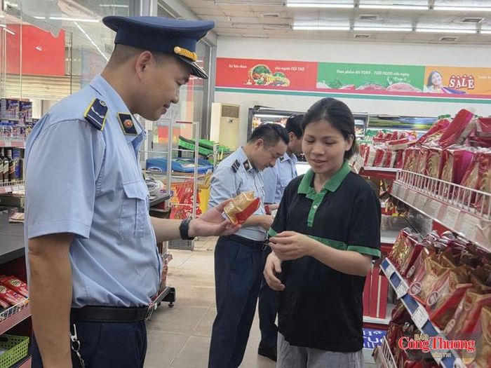 Cán bộ đội Quản lý thị trường số 25 kiểm tra bánh Trung thu tại siêu thị Tmart, phường Chương Mỹ, Hà Nội.