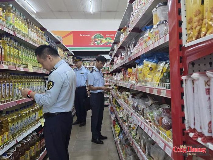 Các mặt hàng thực phẩm, hoa quả,  bánh kẹo phục vụ nhu cầu tiêu dùng dịp Tết Trung thu được lực lượng Quản lý thị trường tăng cường kiểm tra.