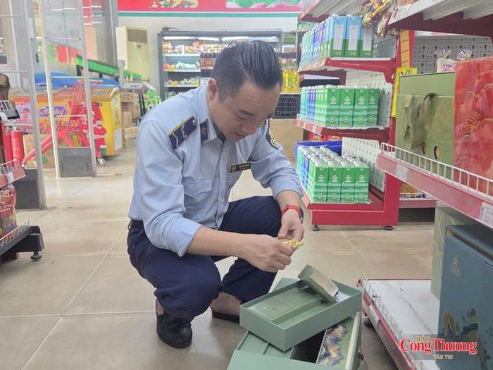 Kiểm tra sản phẩm bánh Trung thu đóng hộp. 