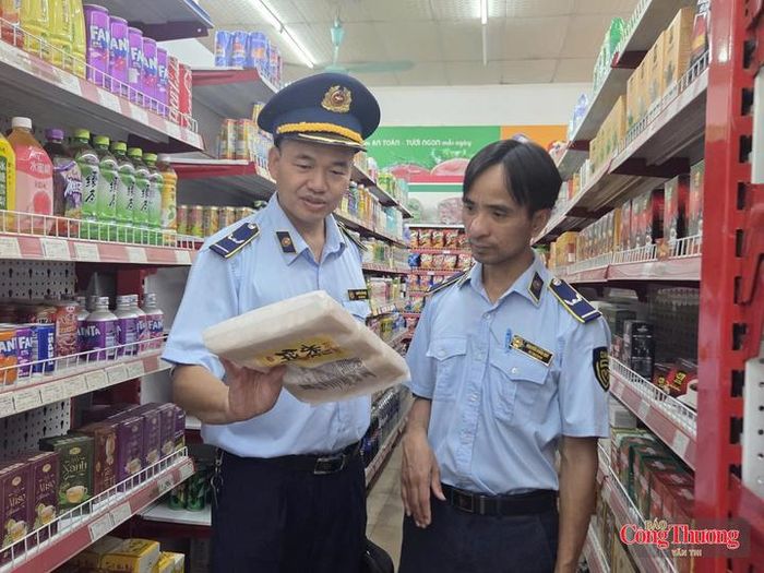 Các sản phẩm có nguồn gốc nước ngoài luôn được kiểm tra kỹ thông tin trên tem nhãn phụ tiếng Việt.